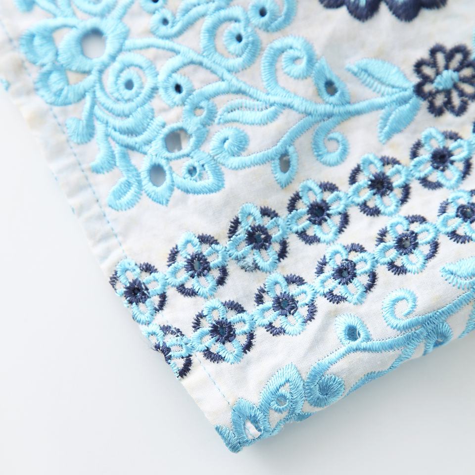 Blouse – Floral Embroidery – Round Neckline – Elegant Loose Fit