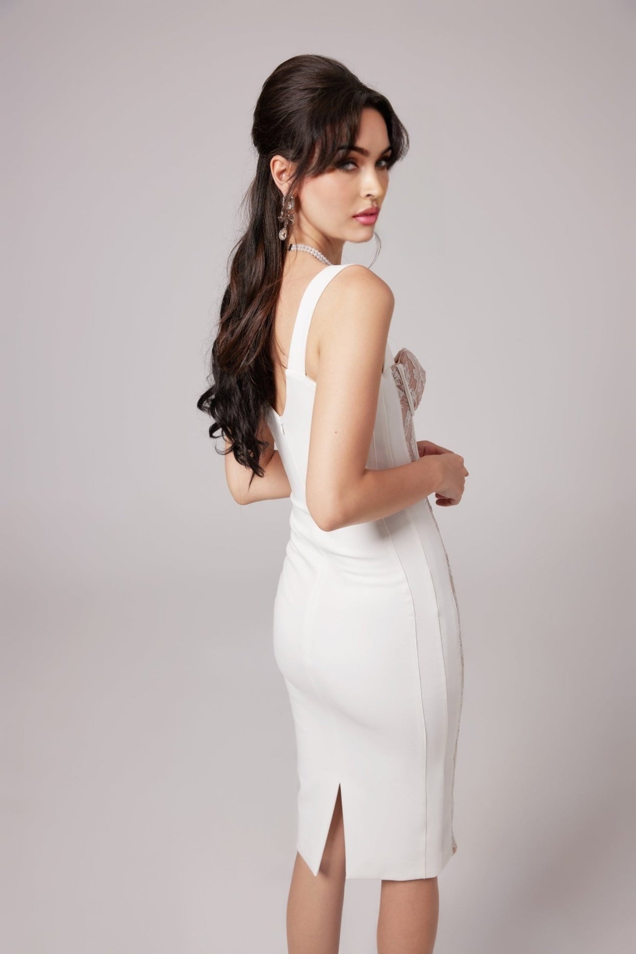 A formfitting midikleid dress in a bandage style with a bustier top featuring a strapless design and fitted silhouette in a titanium color