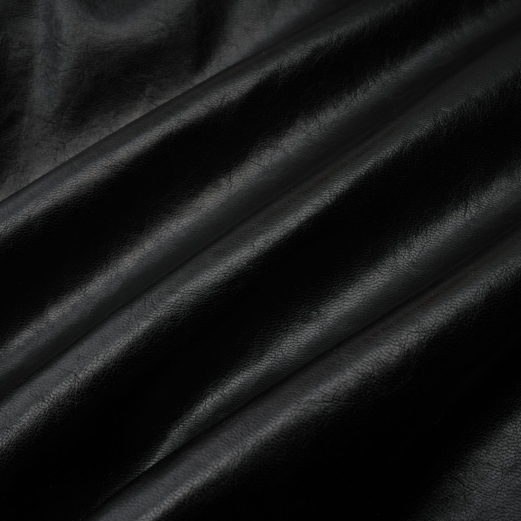 A short quilted leather jacket in black with a slim fit and zippered front