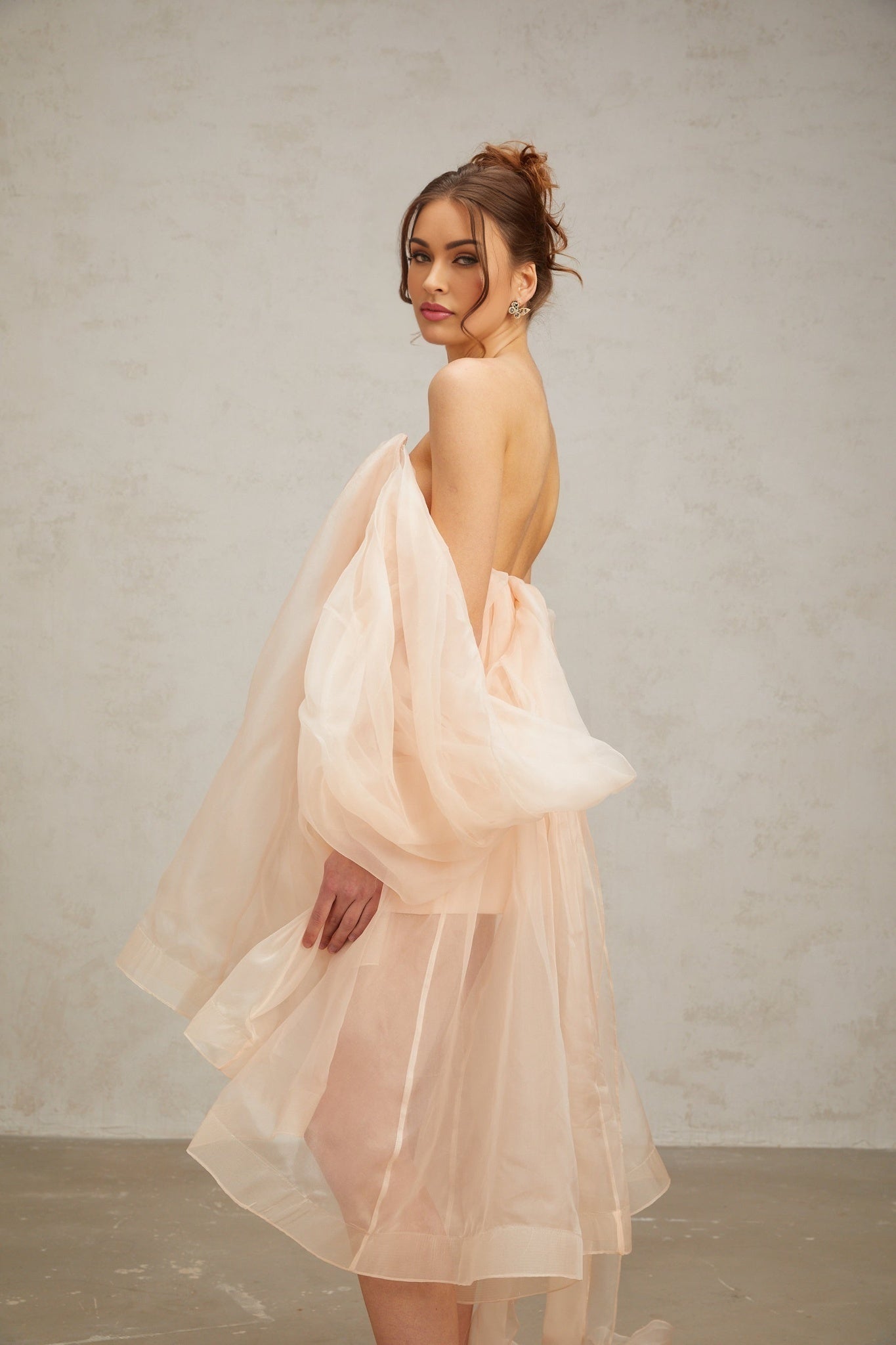 A short voluminous mini dress with bow details and a feminine silhouette named Elodie