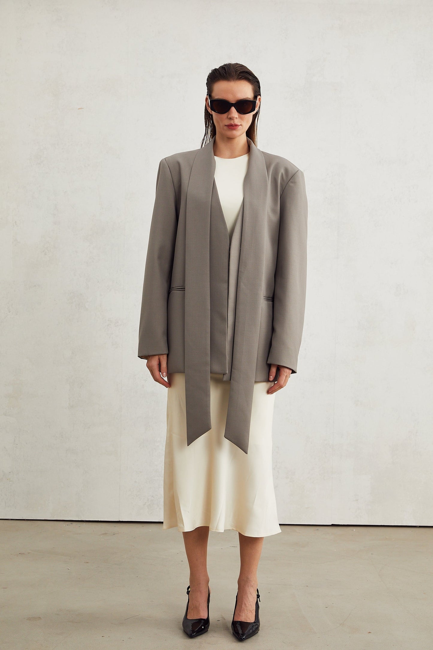 Béatrice grey collarless Vneck blazer
