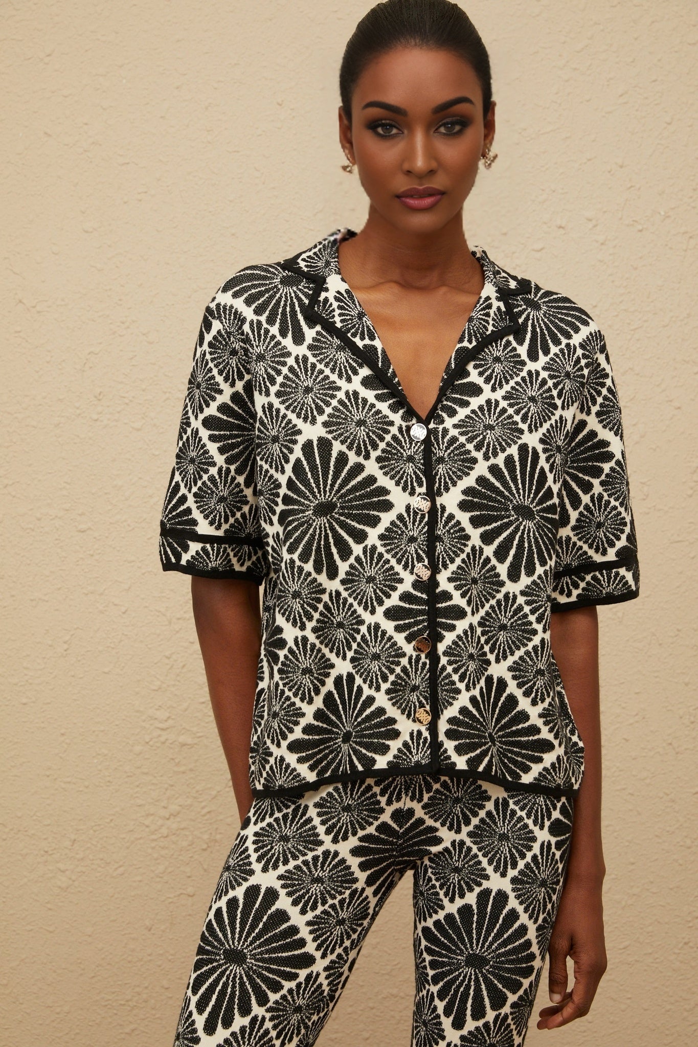 Black knitted jacquard shirt and trousers set with notched lapels and short sleeves