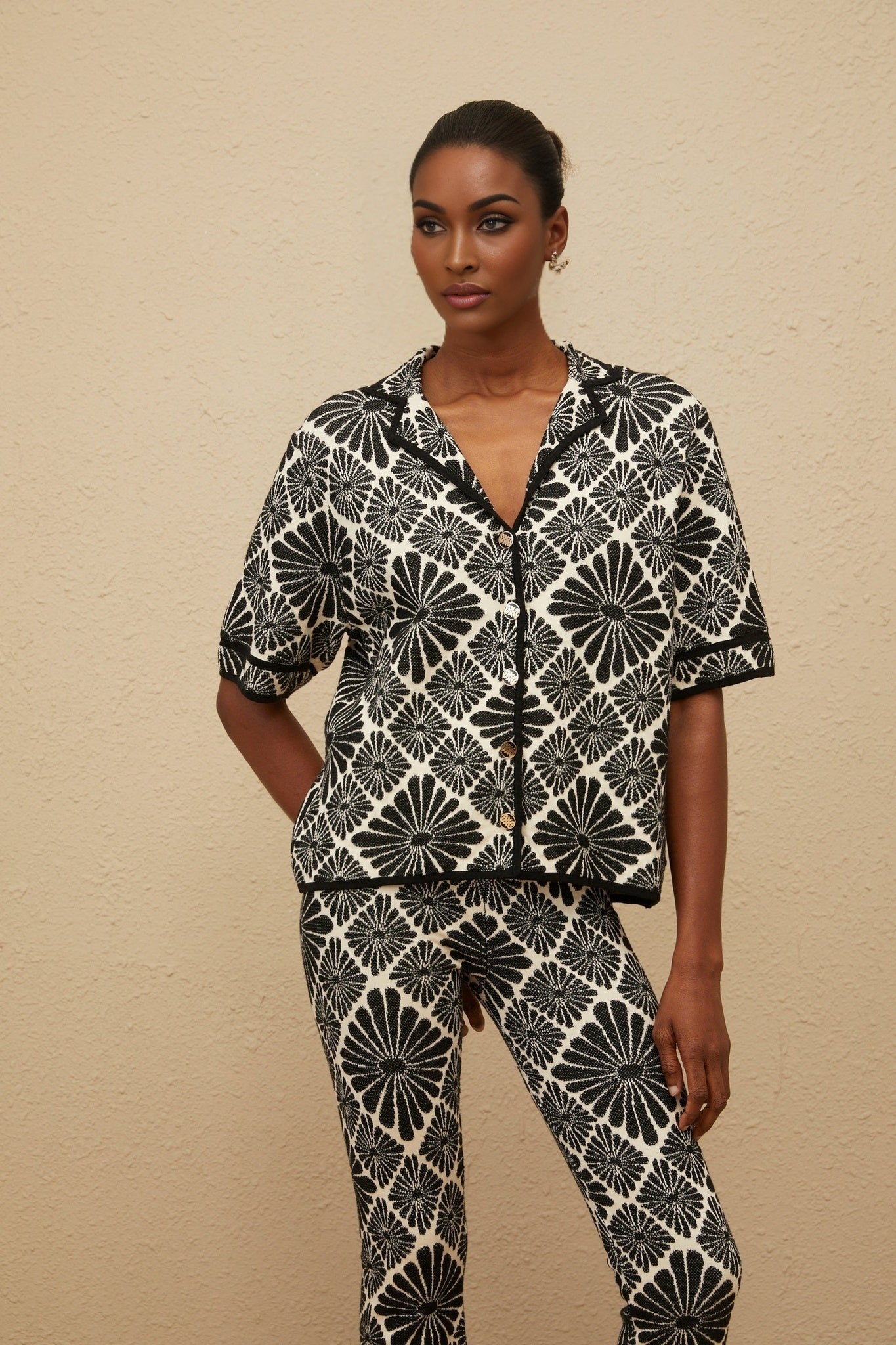 Black knitted jacquard shirt and trousers set with notched lapels and short sleeves