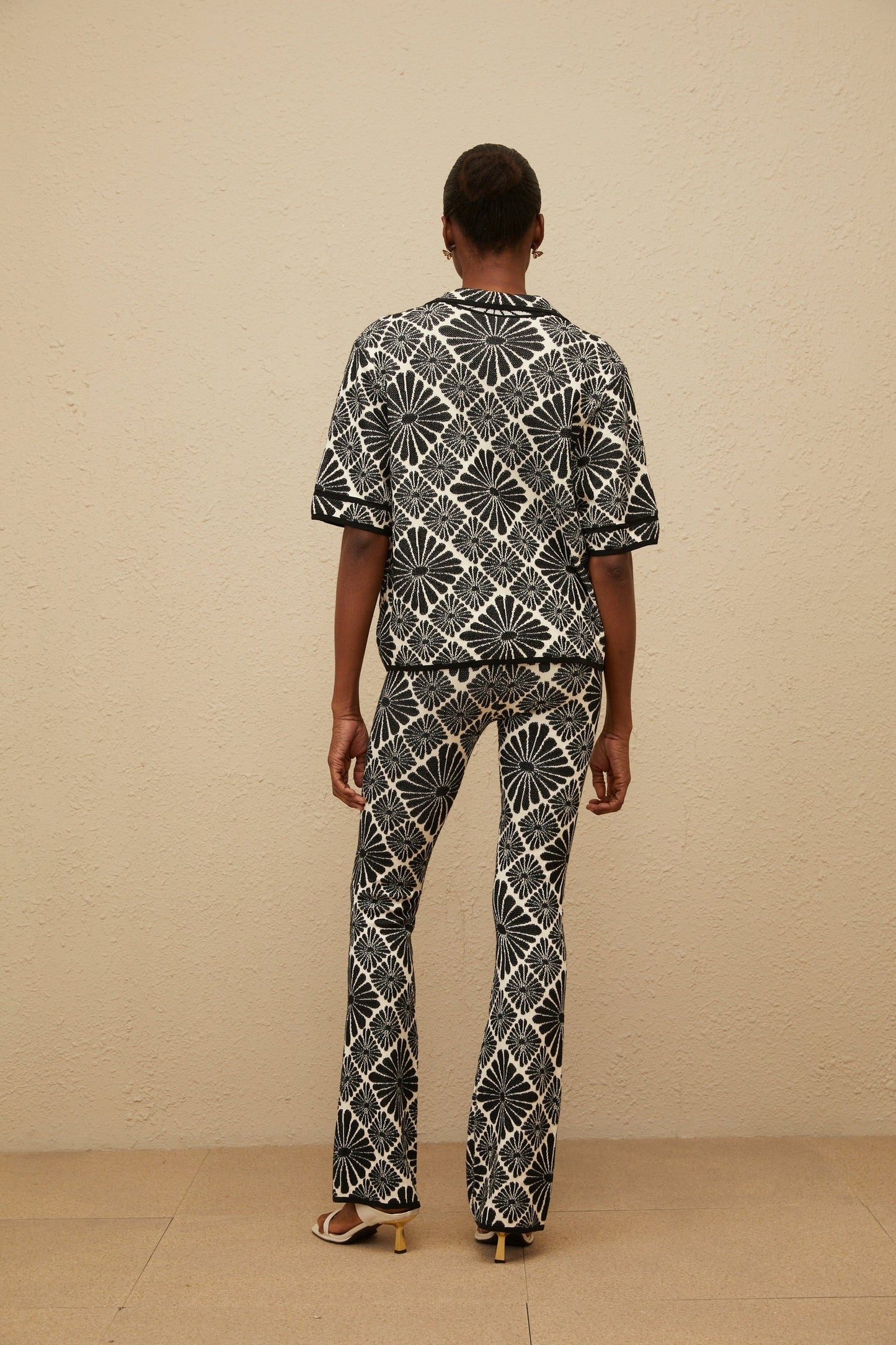 Black knitted jacquard shirt and trousers set with notched lapels and short sleeves