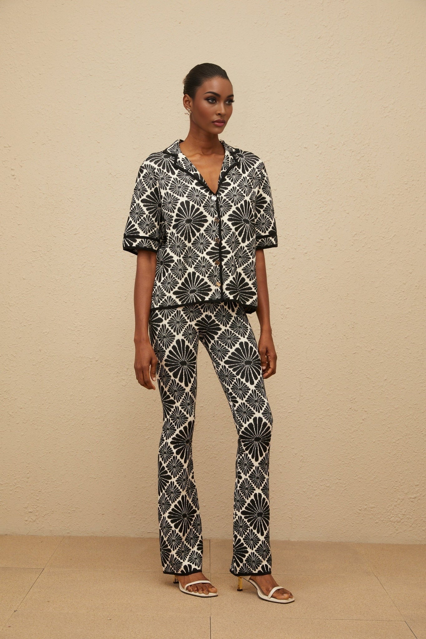 Black knitted jacquard shirt and trousers set with notched lapels and short sleeves