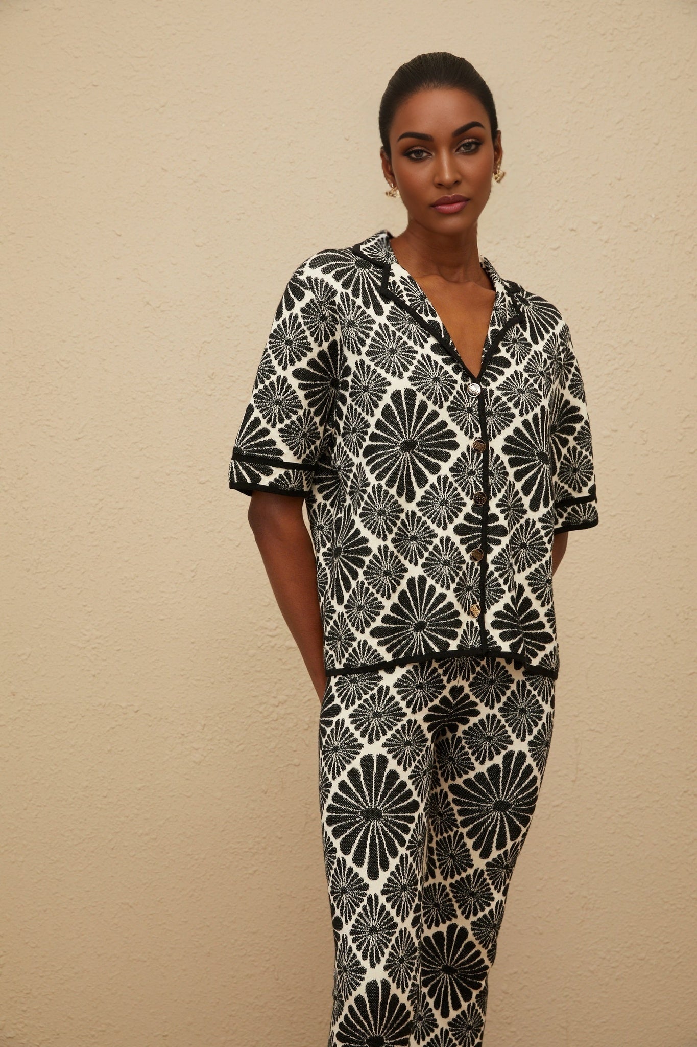 Black knitted jacquard shirt and trousers set with notched lapels and short sleeves