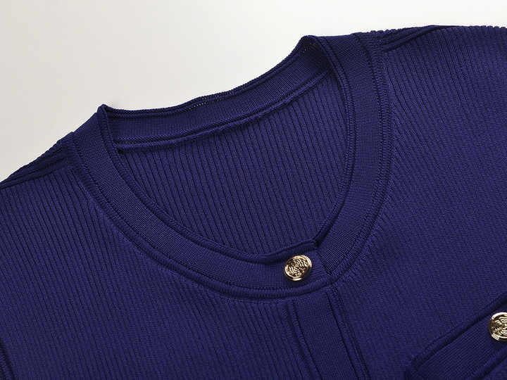 Blue tie-dye accents pleated knit top with pockets