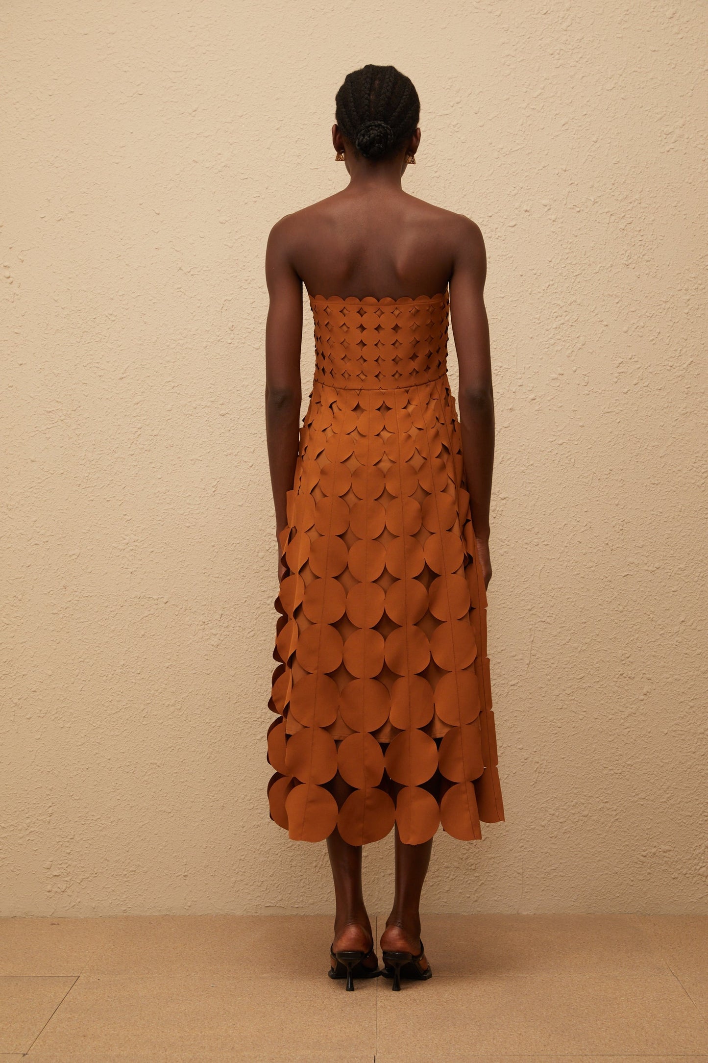 Daphné Brown Off Shoulder Scalloped Midi Dress
