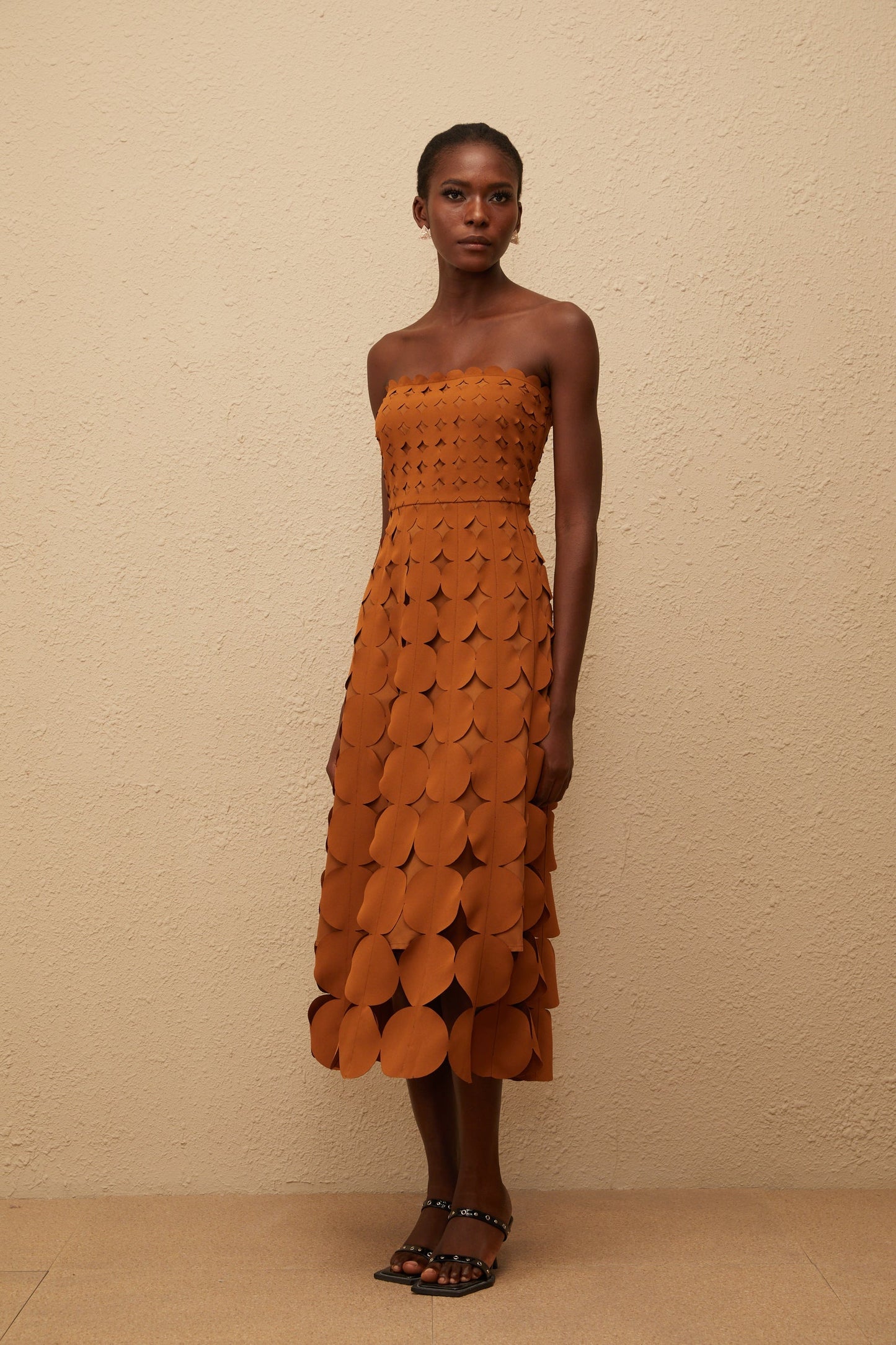 Daphné Brown Off Shoulder Scalloped Midi Dress