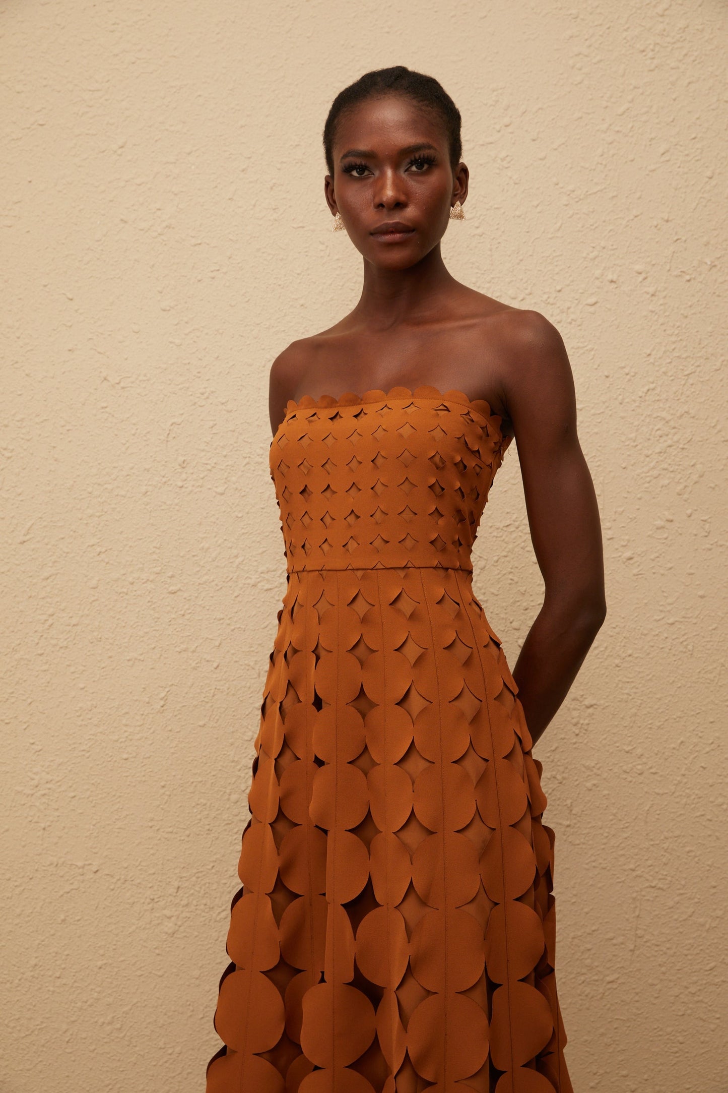 Daphné Brown Off Shoulder Scalloped Midi Dress
