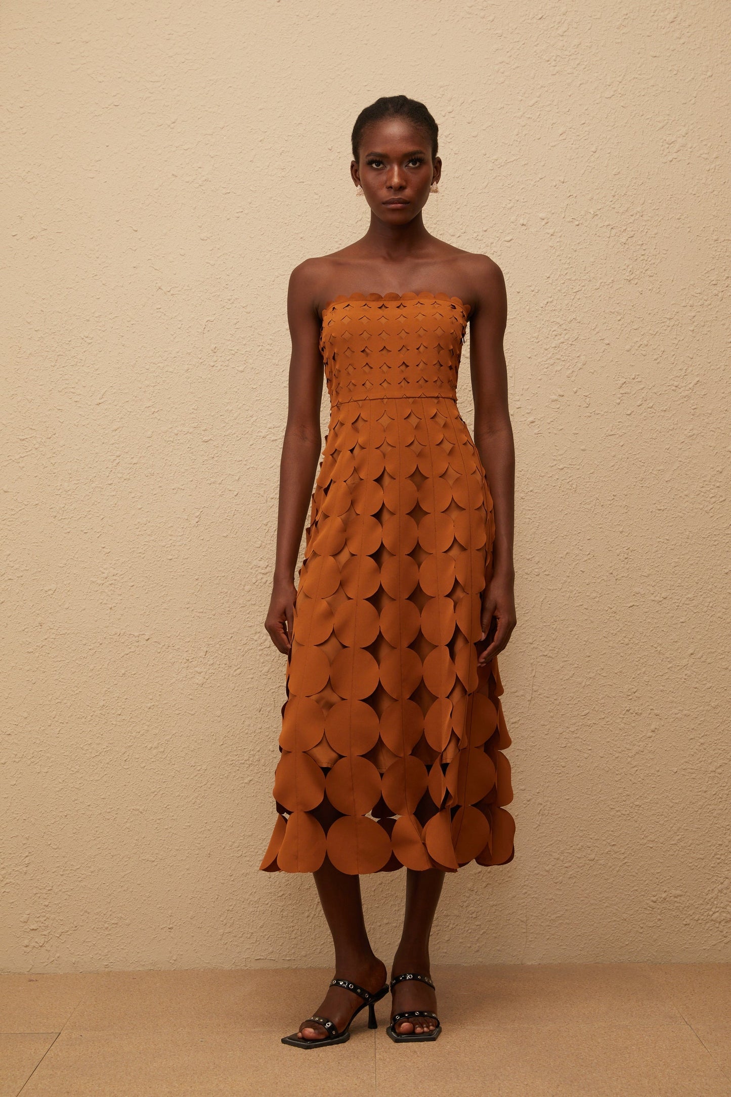 Daphné Brown Off Shoulder Scalloped Midi Dress