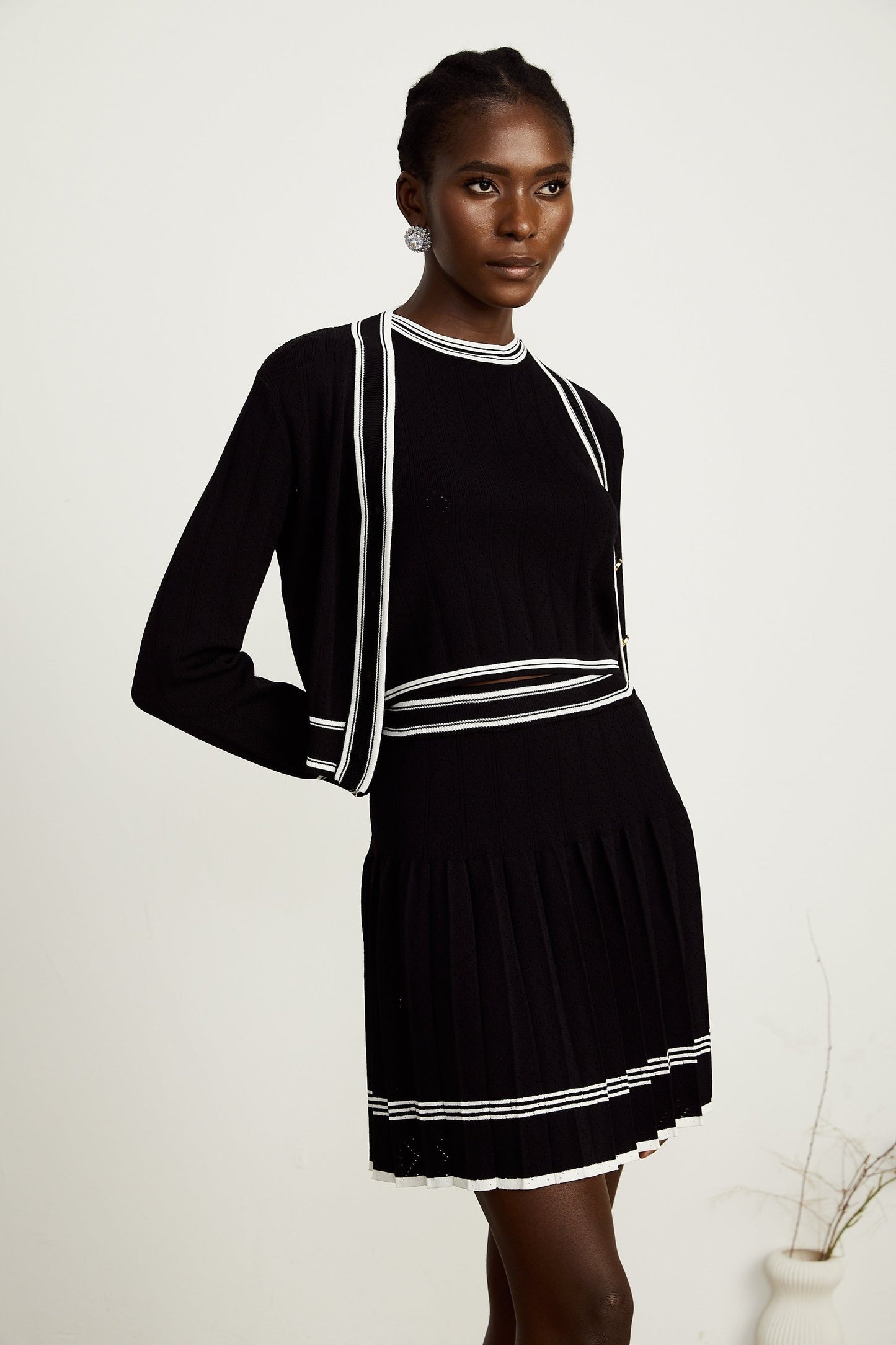 Daphné contrasttrim cardigan vest top skirt matching set