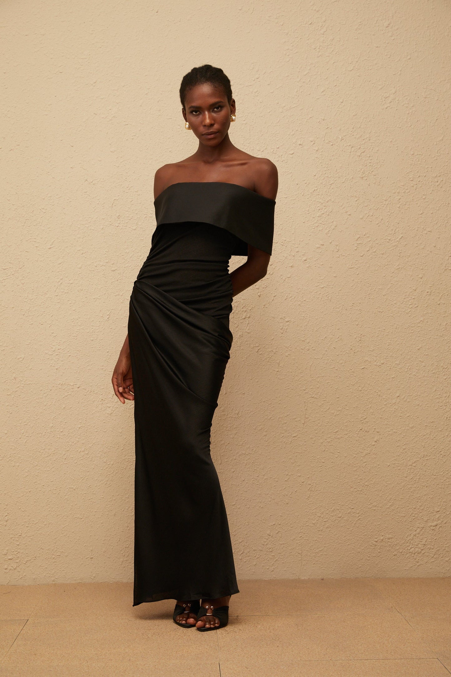 Éther Black OffShoulder Satin Maxi Dress