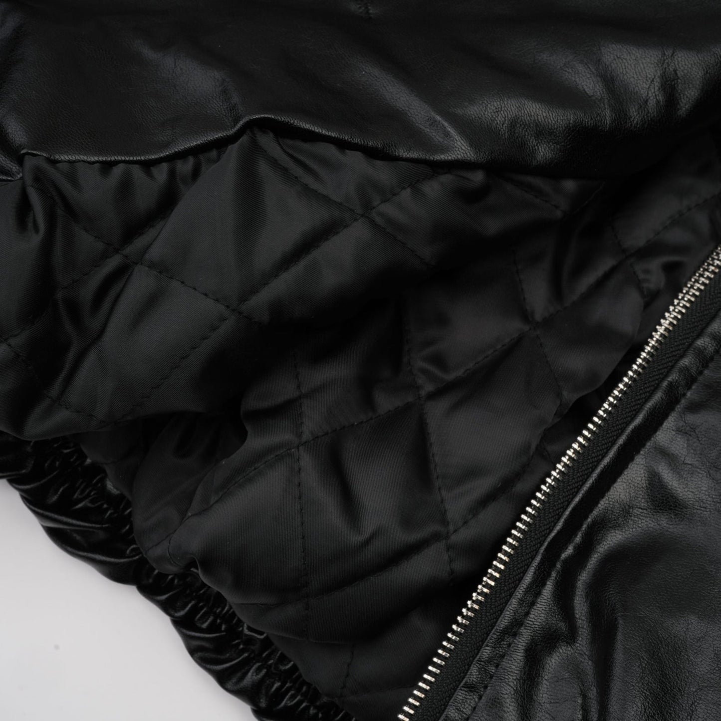 Kurze braune Lederjacke mit Steppmustern und Reissverschluss