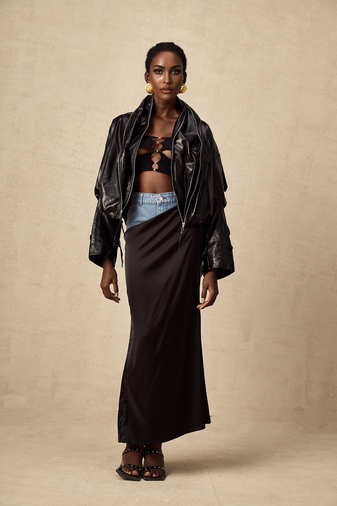 Kurze schwarze Stepplederjacke mit Reissverschluss und Stehkragen