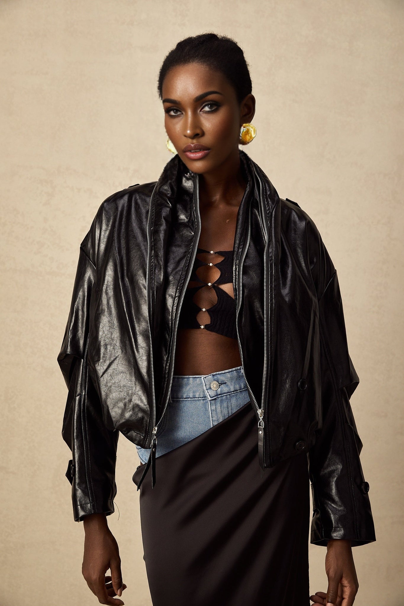 Kurze schwarze Stepplederjacke mit Reißverschluss und Stehkragen