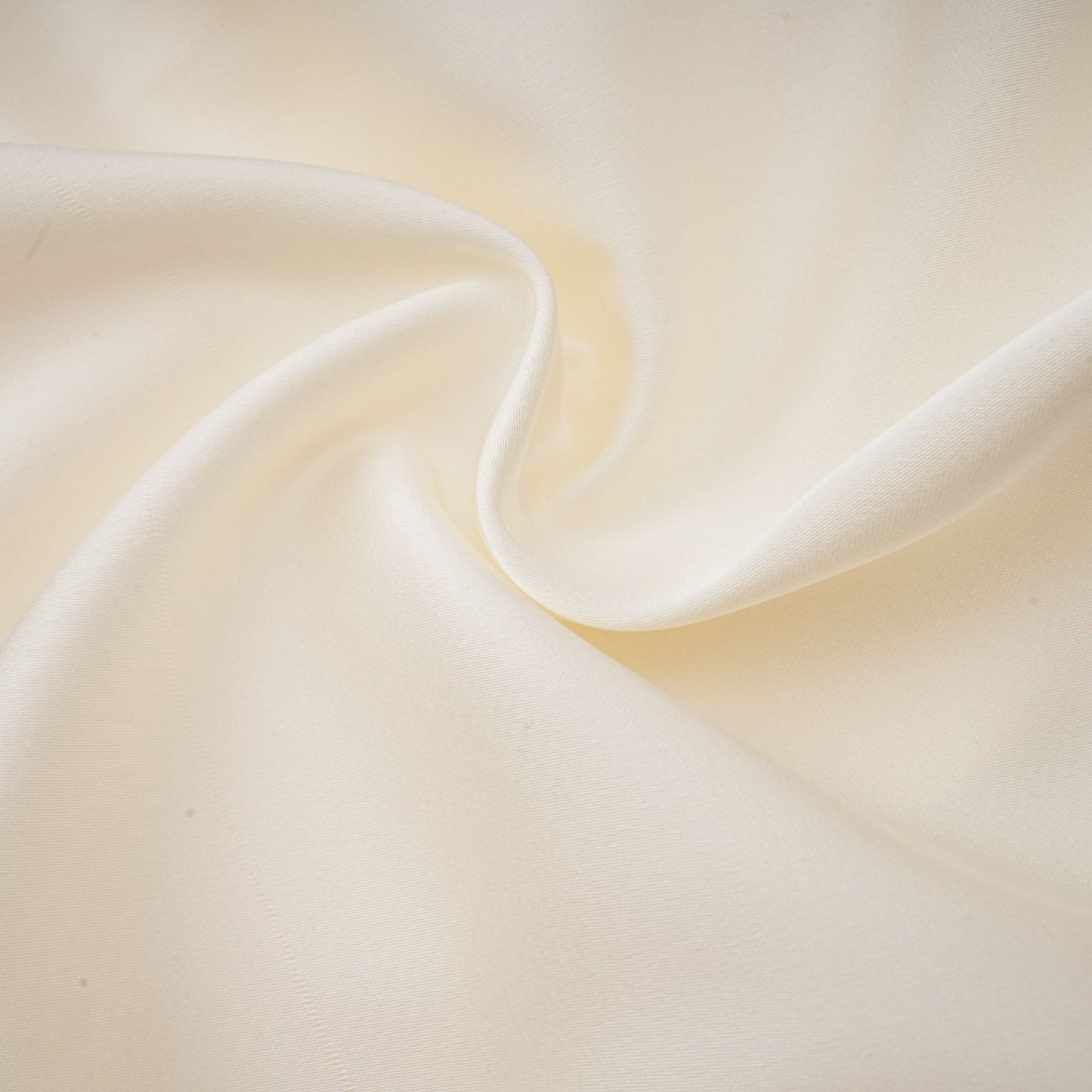 Kurzes weisses Oberteil Nouria mit gedrehtem Muster und dekorativen Kunstblumen