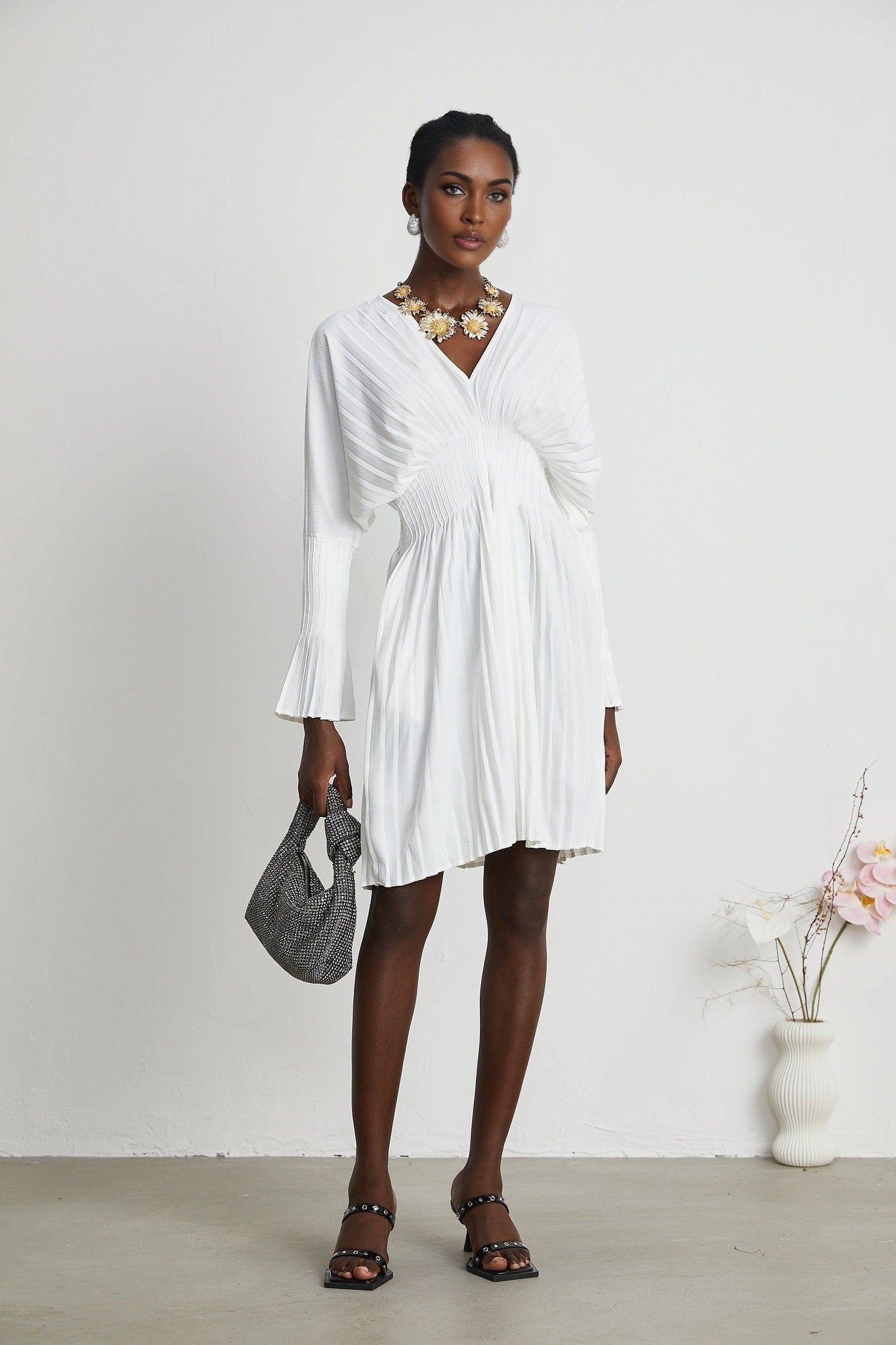 Plissiertes Minikleid in Claudette Stil mit V Ausschnitt