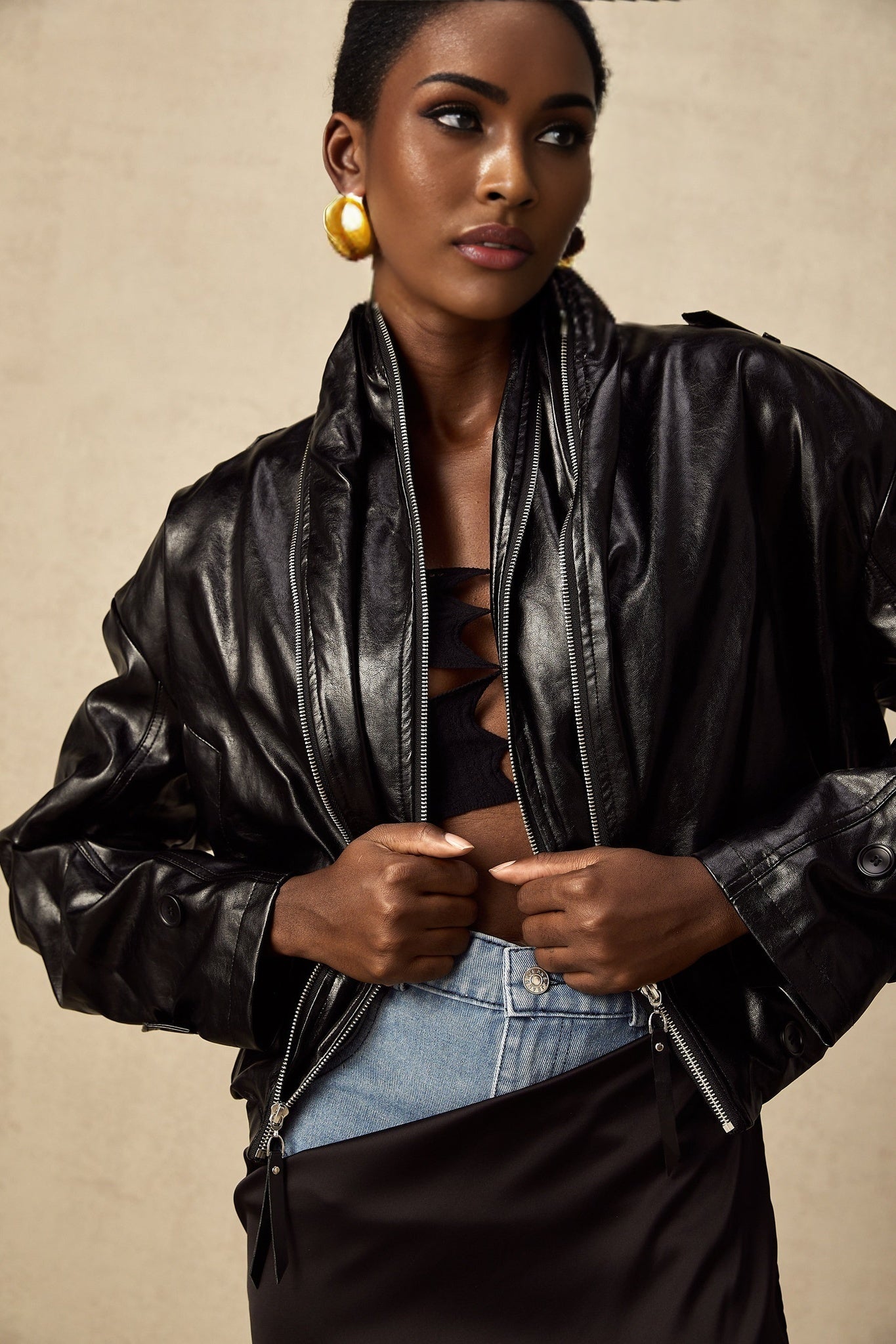 Short brown leather jacket with quilted pattern and zipper closure