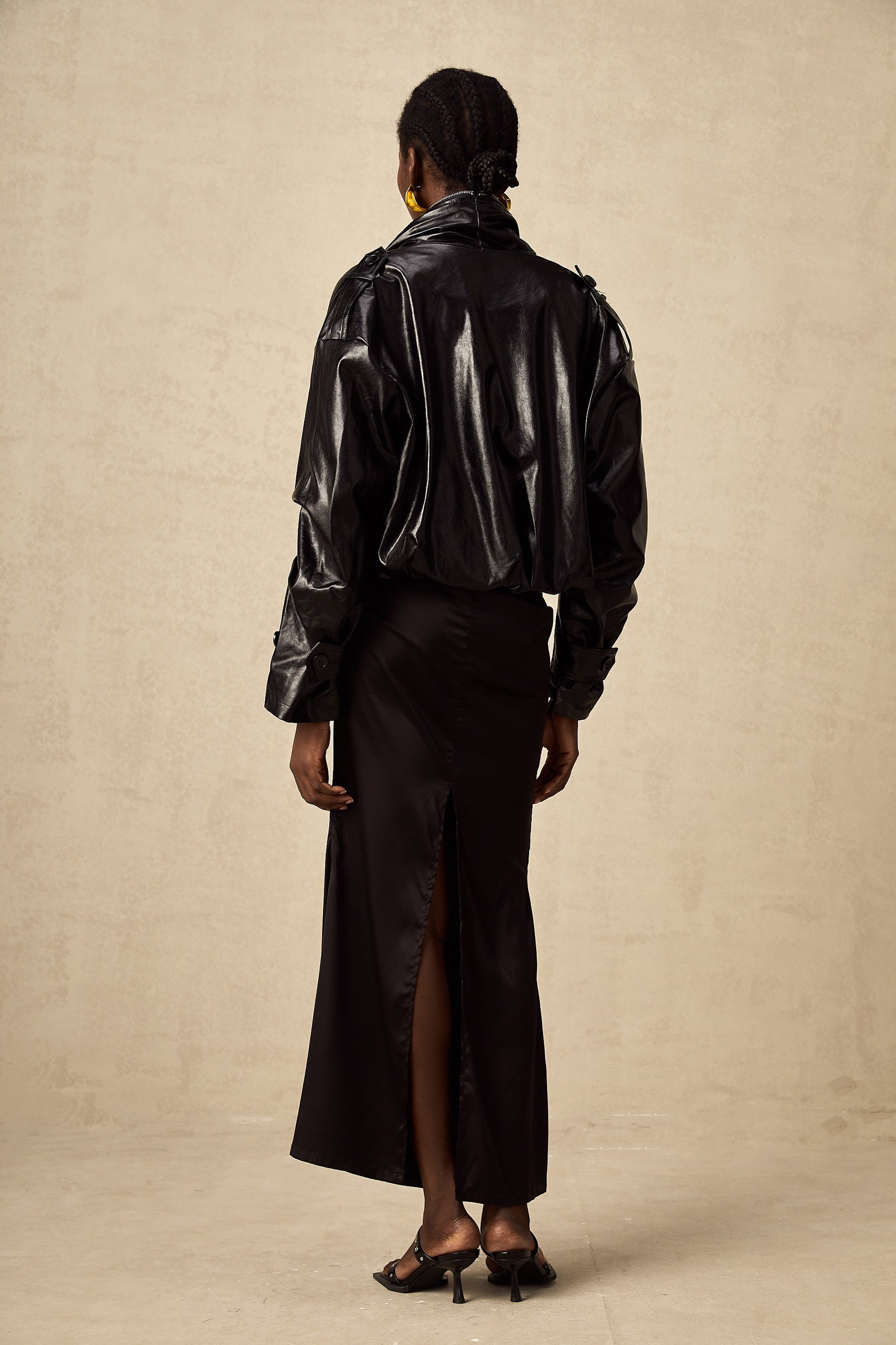 Short quilted leather jacket in brown color with zipper closure and pockets