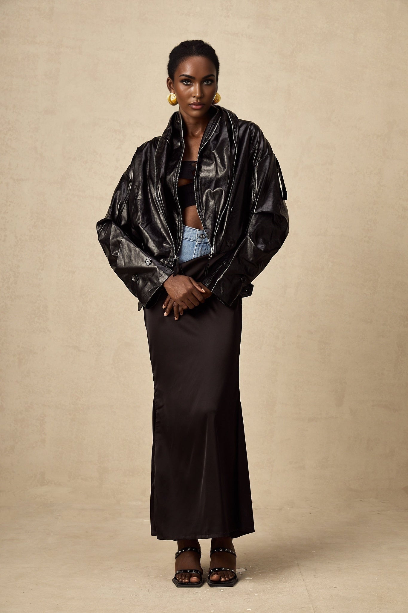 Short quilted leather jacket in brown color with zipper closure and side pockets