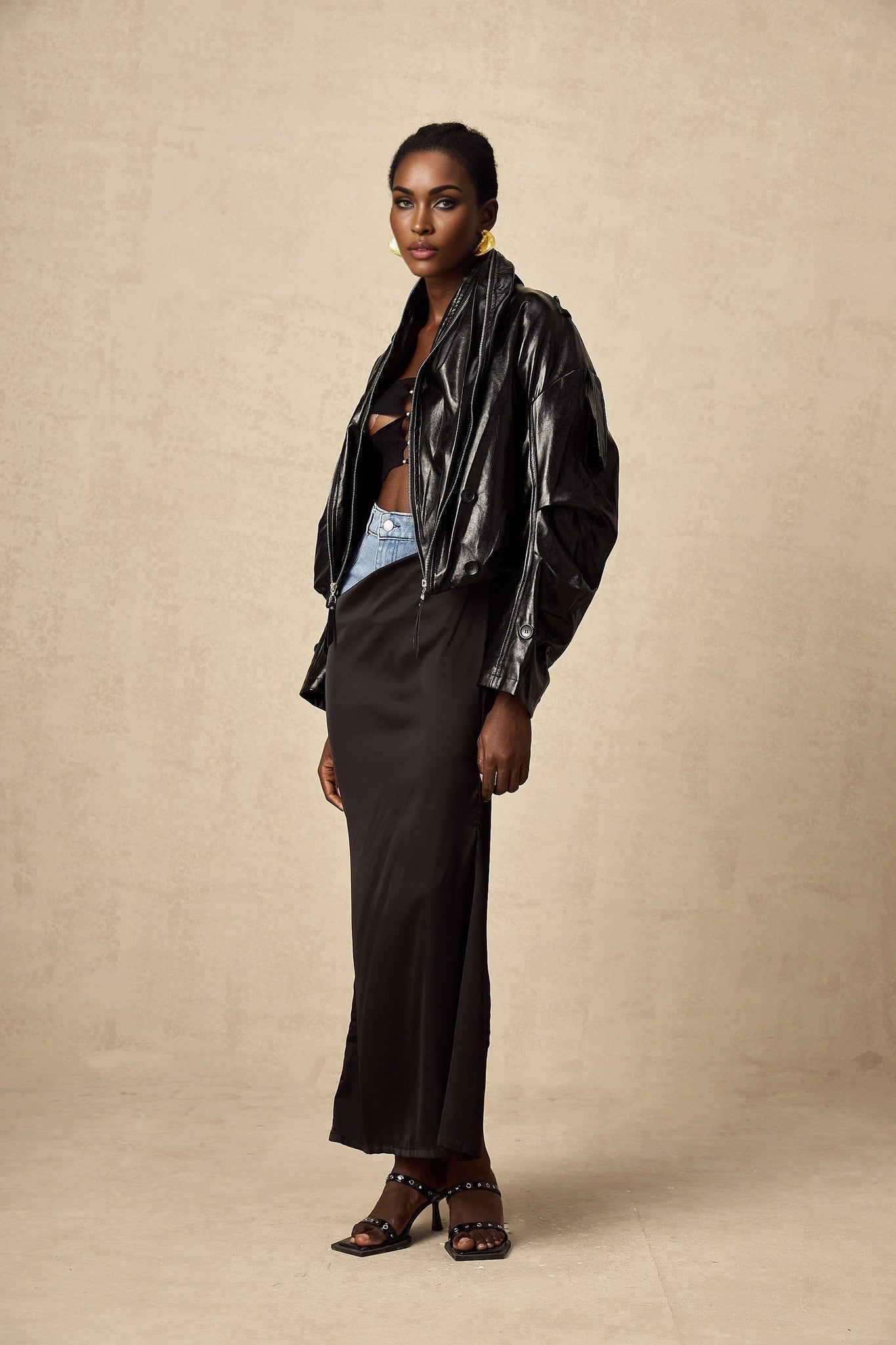 Short quilted leather jacket in brown color with zipper closure and stand collar