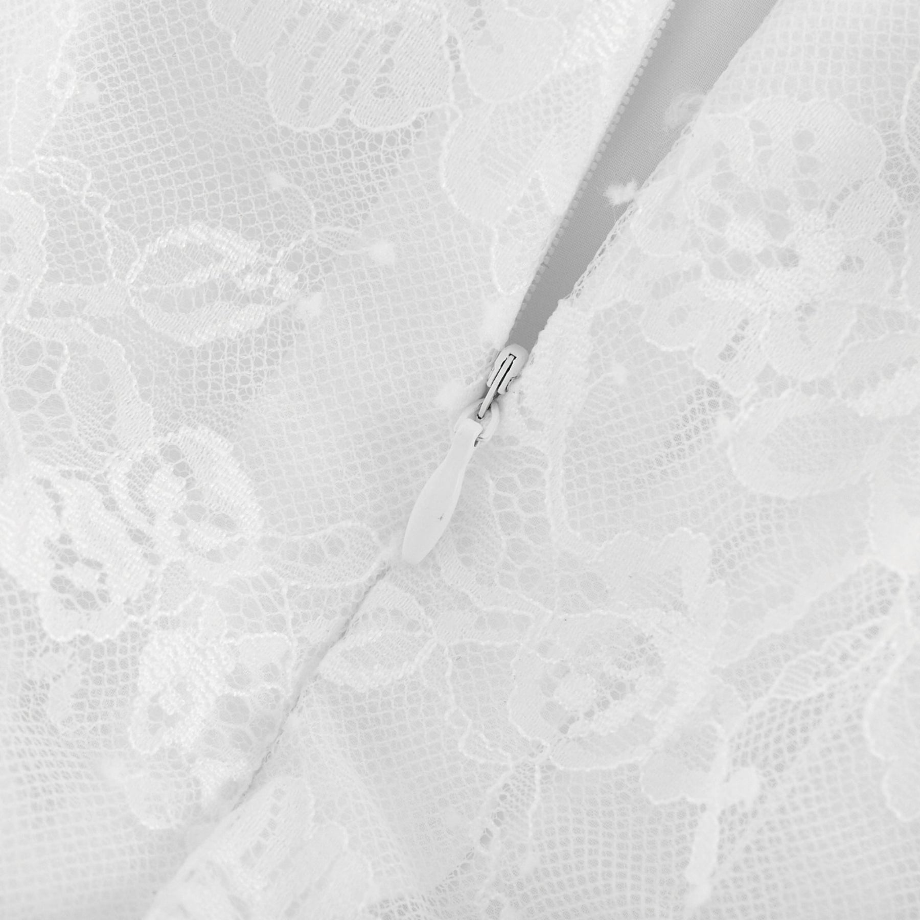 Stufenweise geschnittenes weisses Spitzenkleid in Midilänge von der Marke Melisande