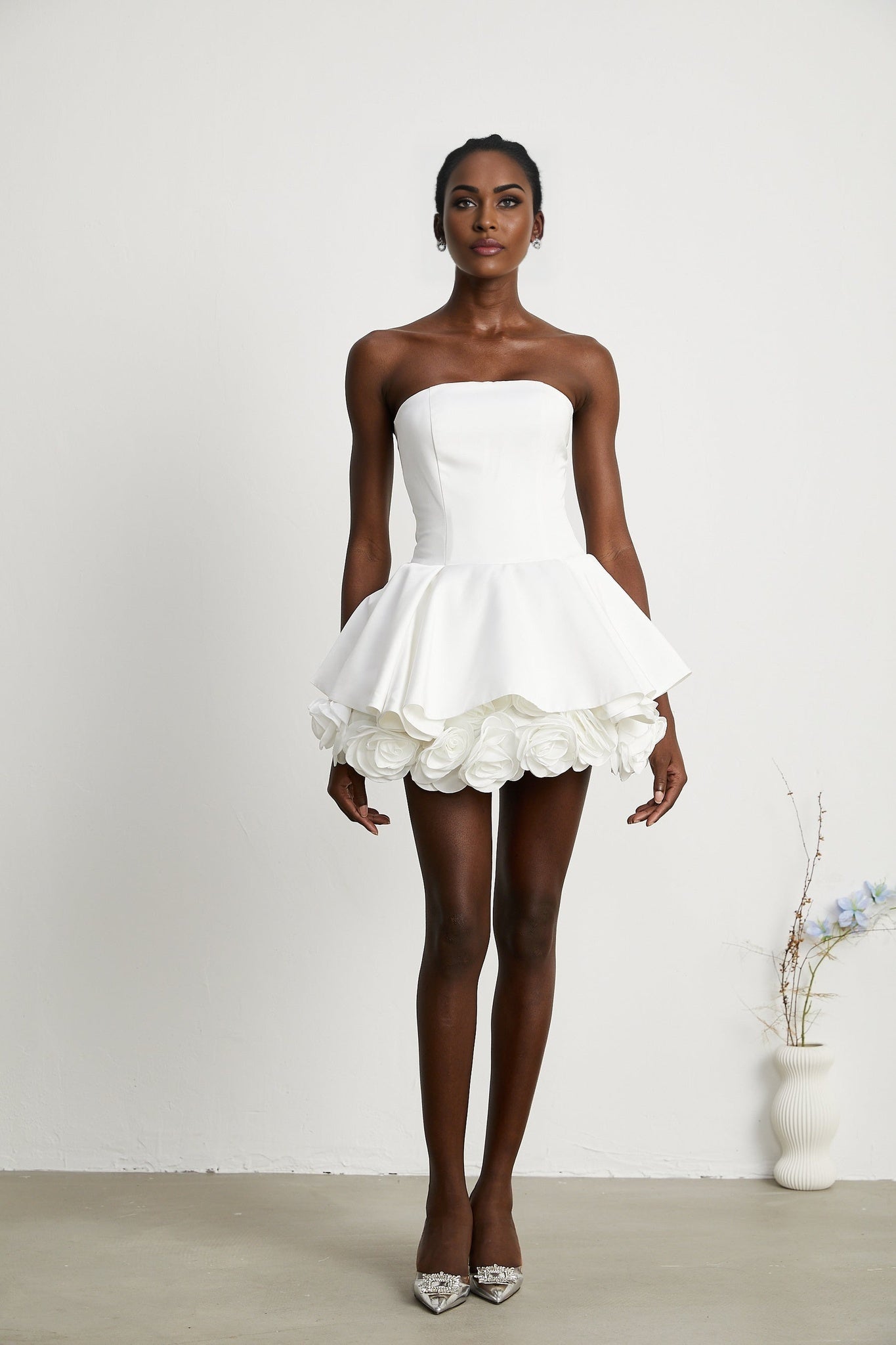 Trägerloses weisses Minikleid im Korsettstil mit Blütenblätterdetails namens Lucie