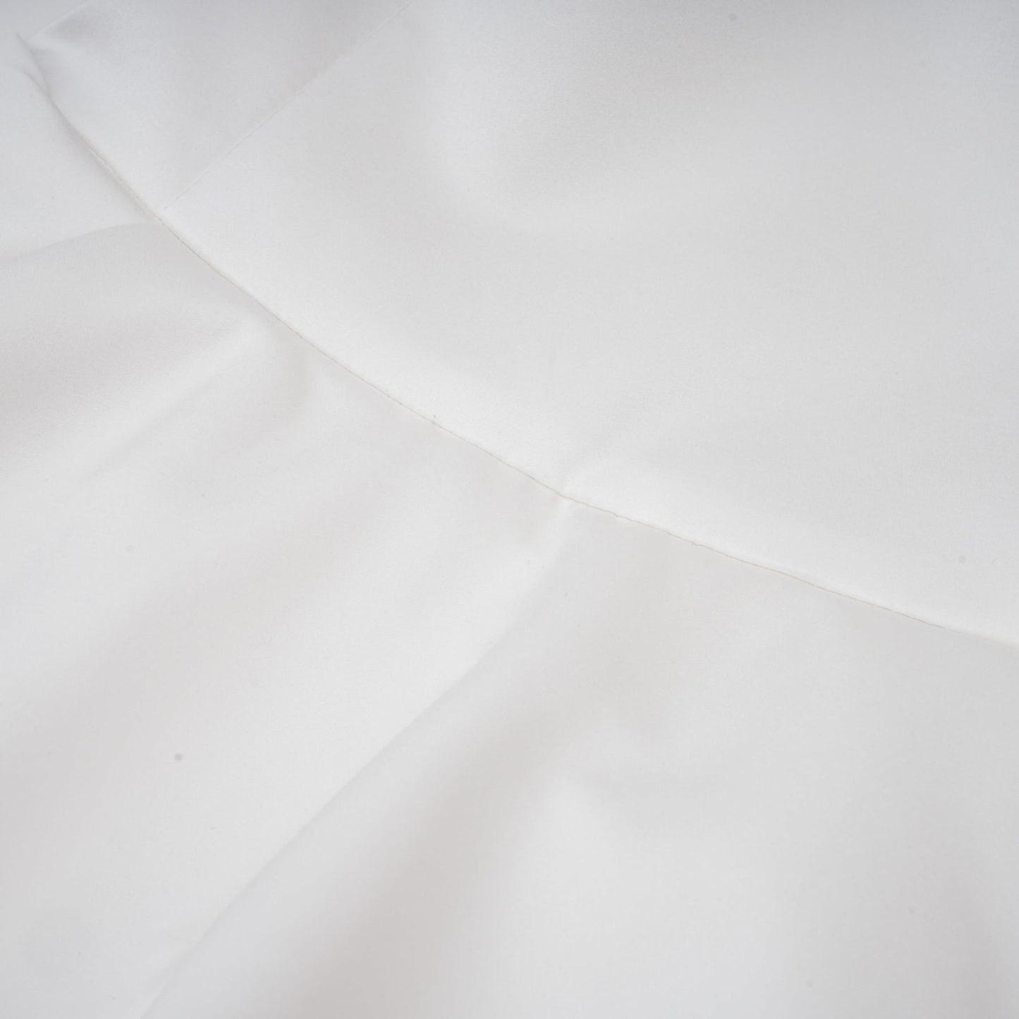 Trägerloses weisses Minikleid mit Korsettschnürung und aufgenähten Blütenblättern als Dekoration