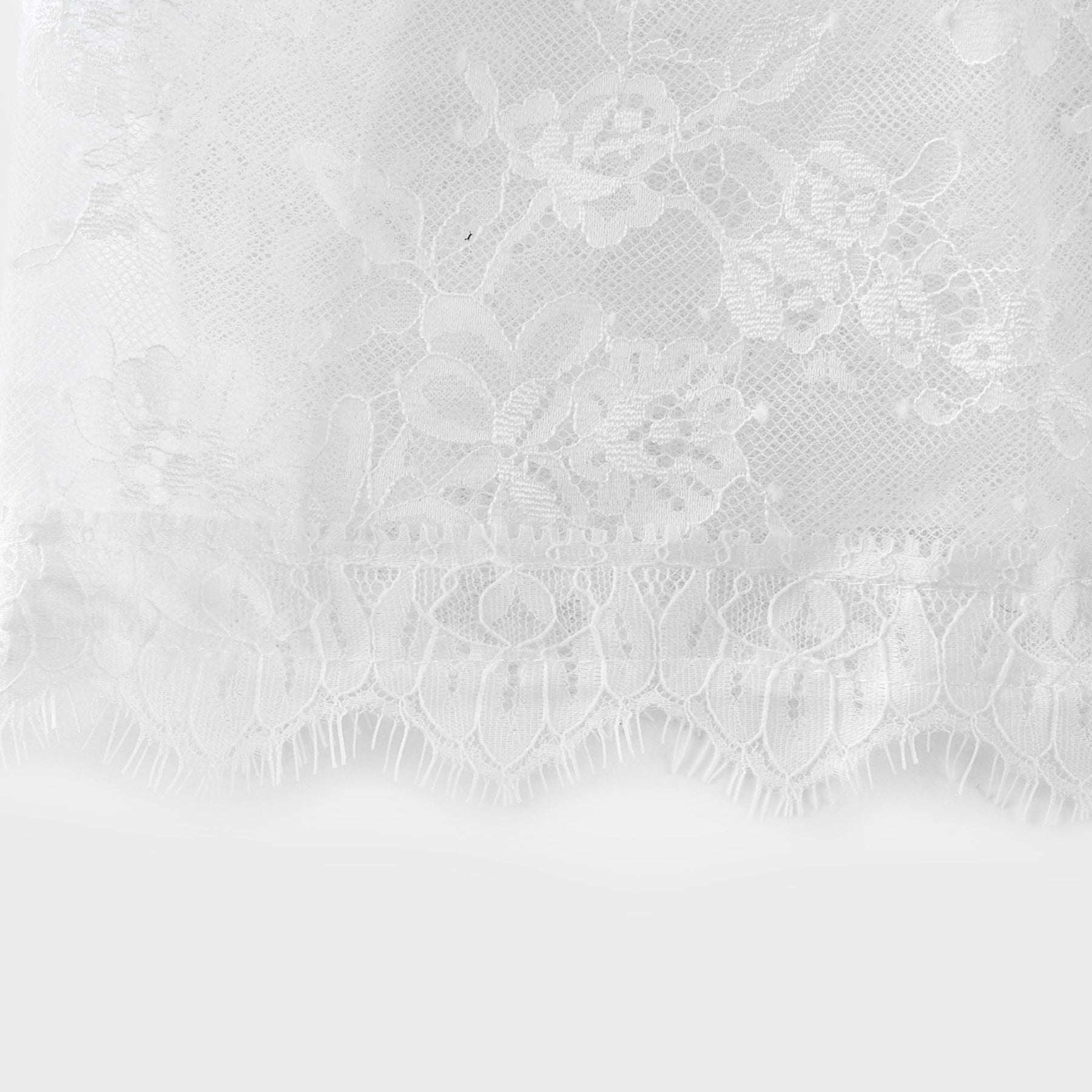 Weisses gestuftes Midikleid aus Spitze mit filigranem Muster und eleganter Silhouette