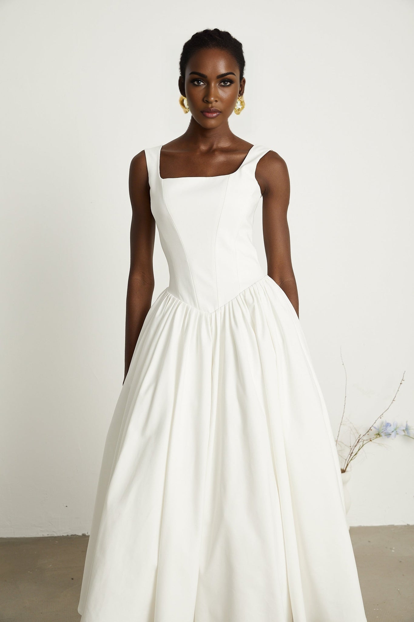 Weisses plissiertes Korsettkleid namens Sadie an einem Modell prasentiert