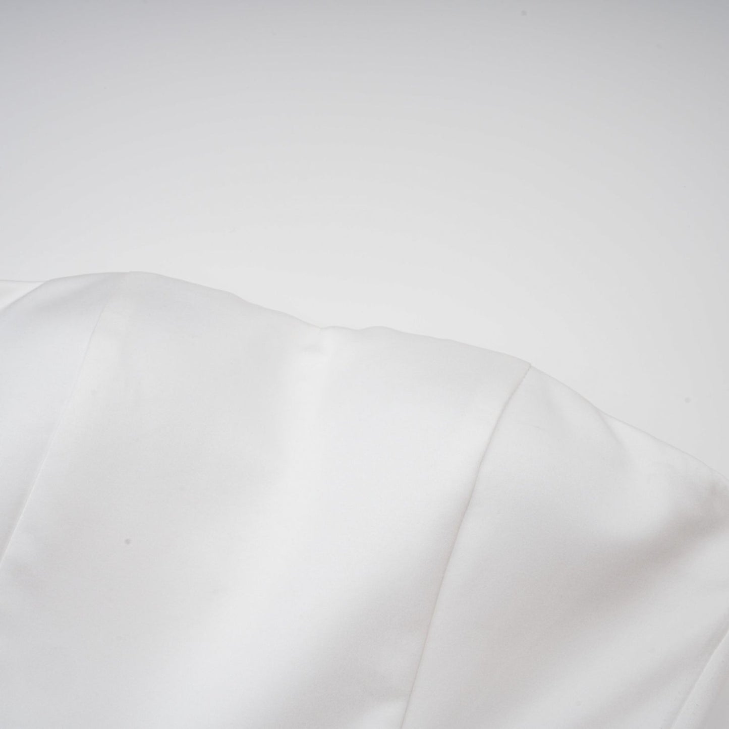 Weisses trägerloses Minikleid mit Korsettschnürung und Blütenblätterverzierung