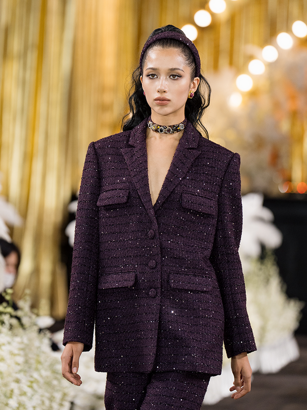 Longline tweed blazer with a tailored silhouette, functional pockets, and a wool-blend fabric. Made from 94.3% polyester fiber, 5.7% sheep wool, and lined with 100% polyester