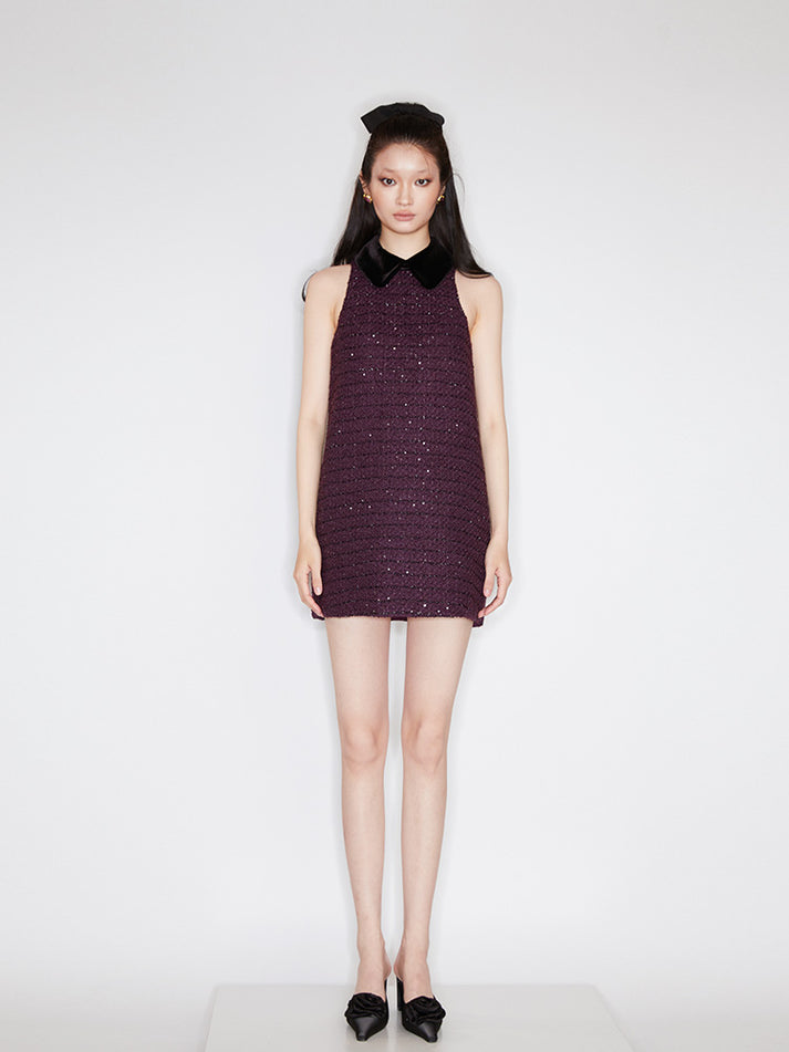 Sleeveless A-line dress with a velvet collar, shimmering details, and a flattering silhouette. Made from 94.3% polyester, 5.7% wool, with 92% polyester, 8% spandex accents, and lined with 100% polyester