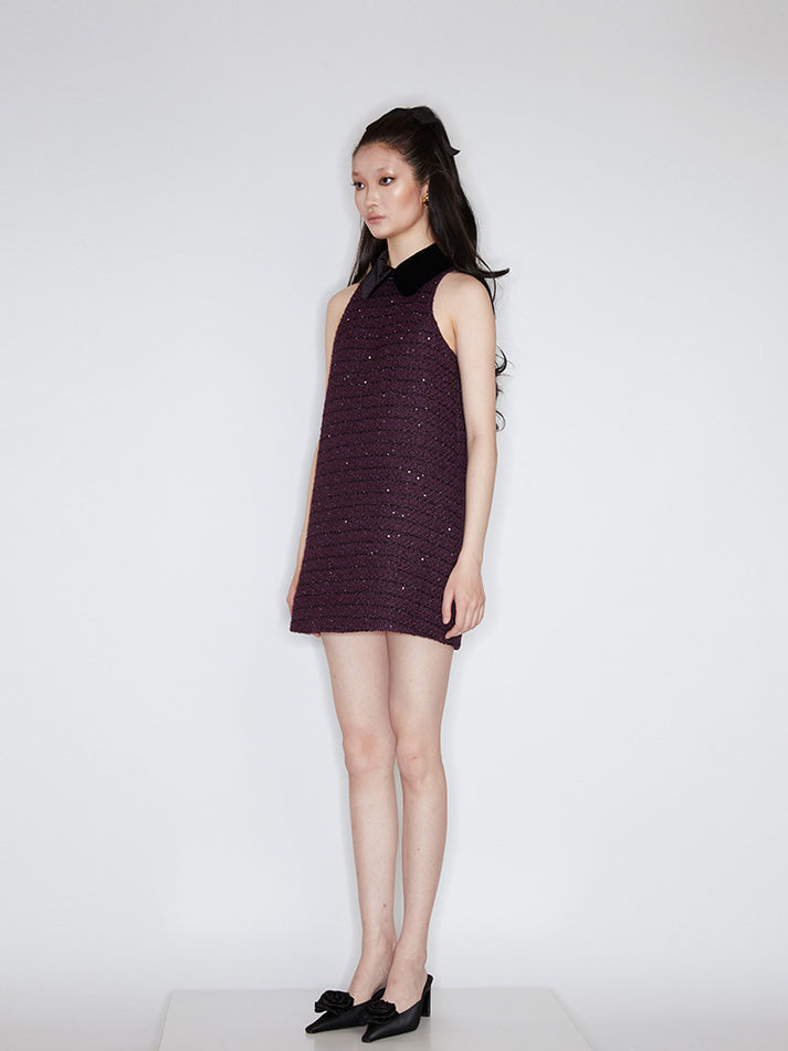 Sleeveless A-line dress with a velvet collar, shimmering details, and a flattering silhouette. Made from 94.3% polyester, 5.7% wool, with 92% polyester, 8% spandex accents, and lined with 100% polyester