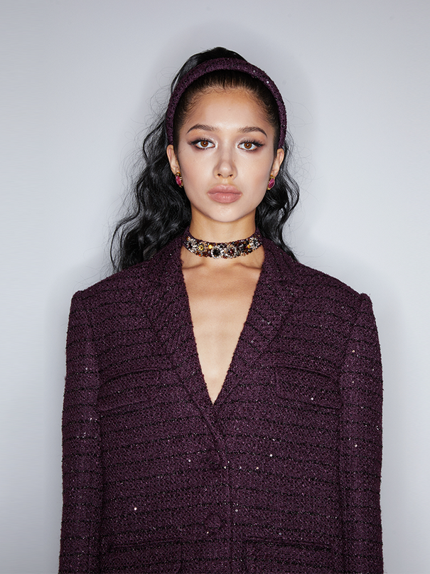 Longline tweed blazer with a tailored silhouette, functional pockets, and a wool-blend fabric. Made from 94.3% polyester fiber, 5.7% sheep wool, and lined with 100% polyester