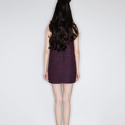 Sleeveless A-line dress with a velvet collar, shimmering details, and a flattering silhouette. Made from 94.3% polyester, 5.7% wool, with 92% polyester, 8% spandex accents, and lined with 100% polyester