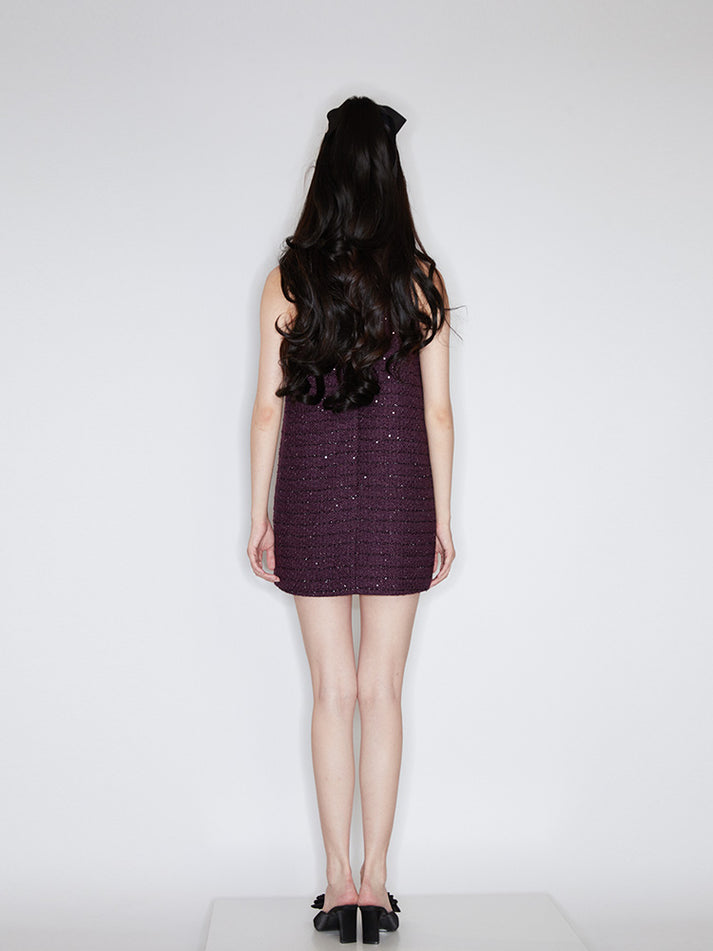 Sleeveless A-line dress with a velvet collar, shimmering details, and a flattering silhouette. Made from 94.3% polyester, 5.7% wool, with 92% polyester, 8% spandex accents, and lined with 100% polyester