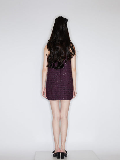 Sleeveless A-line dress with a velvet collar, shimmering details, and a flattering silhouette. Made from 94.3% polyester, 5.7% wool, with 92% polyester, 8% spandex accents, and lined with 100% polyester