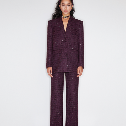 Longline tweed blazer with a tailored silhouette, functional pockets, and a wool-blend fabric. Made from 94.3% polyester fiber, 5.7% sheep wool, and lined with 100% polyester