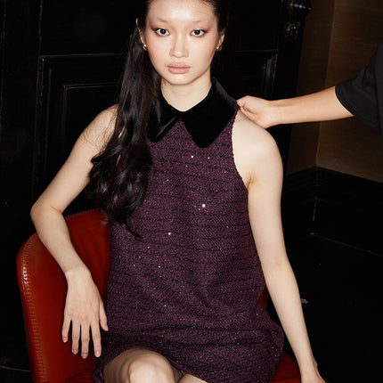 Sleeveless A-line dress with a velvet collar, shimmering details, and a flattering silhouette. Made from 94.3% polyester, 5.7% wool, with 92% polyester, 8% spandex accents, and lined with 100% polyester