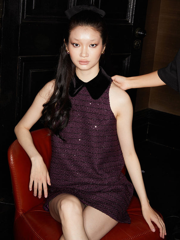 Sleeveless A-line dress with a velvet collar, shimmering details, and a flattering silhouette. Made from 94.3% polyester, 5.7% wool, with 92% polyester, 8% spandex accents, and lined with 100% polyester