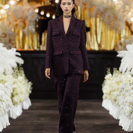 Longline tweed blazer with a tailored silhouette, functional pockets, and a wool-blend fabric. Made from 94.3% polyester fiber, 5.7% sheep wool, and lined with 100% polyester