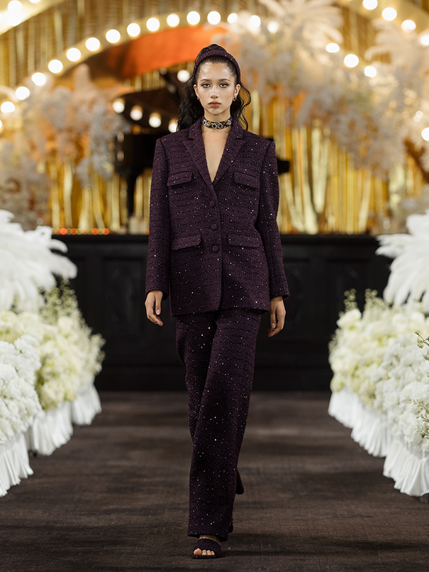 Longline tweed blazer with a tailored silhouette, functional pockets, and a wool-blend fabric. Made from 94.3% polyester fiber, 5.7% sheep wool, and lined with 100% polyester