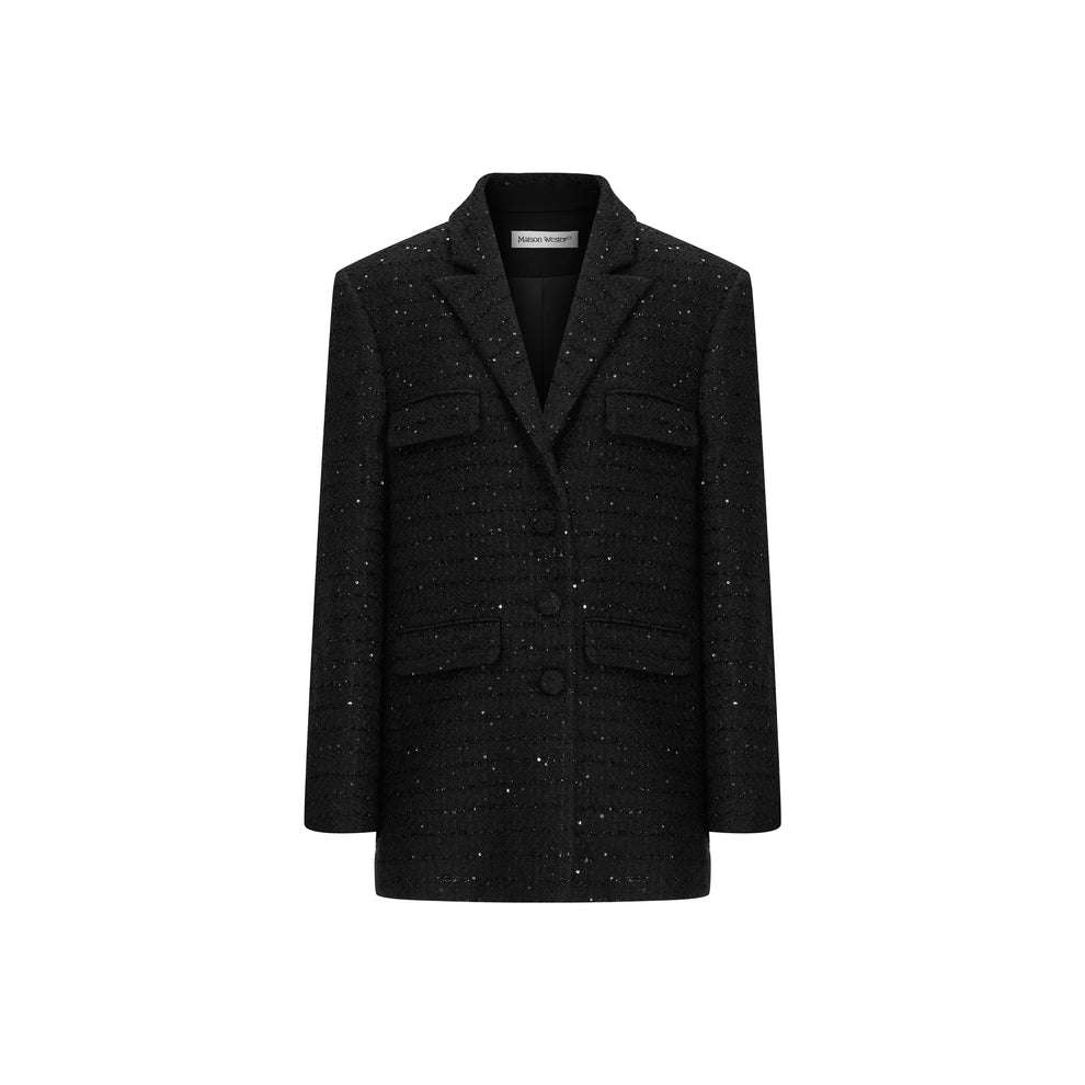 Longline tweed blazer with a tailored silhouette, functional pockets, and a wool-blend fabric. Made from 94.3% polyester fiber, 5.7% sheep wool, and lined with 100% polyester