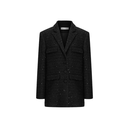Longline tweed blazer with a tailored silhouette, functional pockets, and a wool-blend fabric. Made from 94.3% polyester fiber, 5.7% sheep wool, and lined with 100% polyester