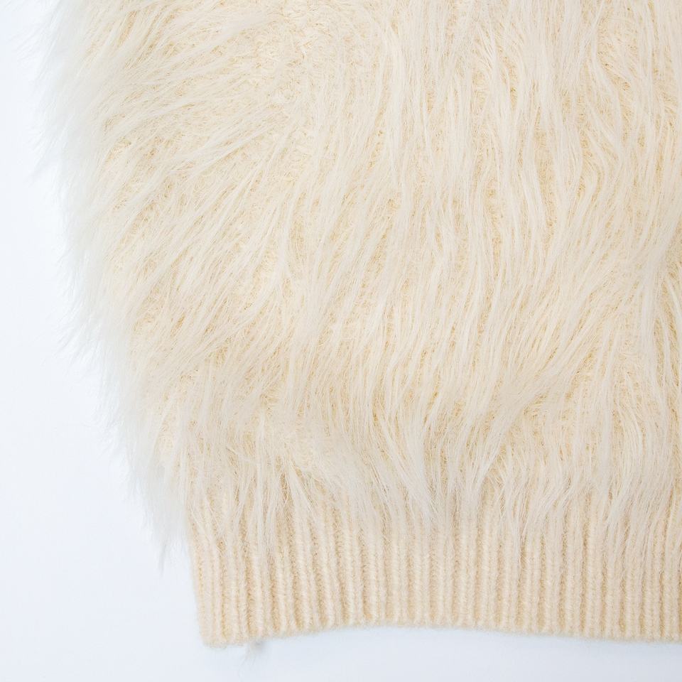Cable Knit Sweater – V-Neck Design – Fur Trim – Thick Winter Style
