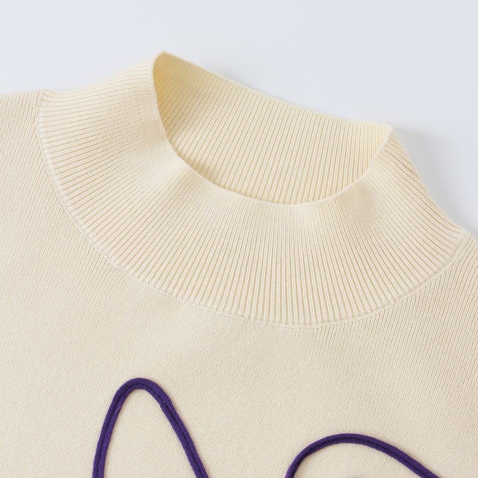 Pullover Sweater – Embroidered Design – Round Neckline – Elegant Everyday Style