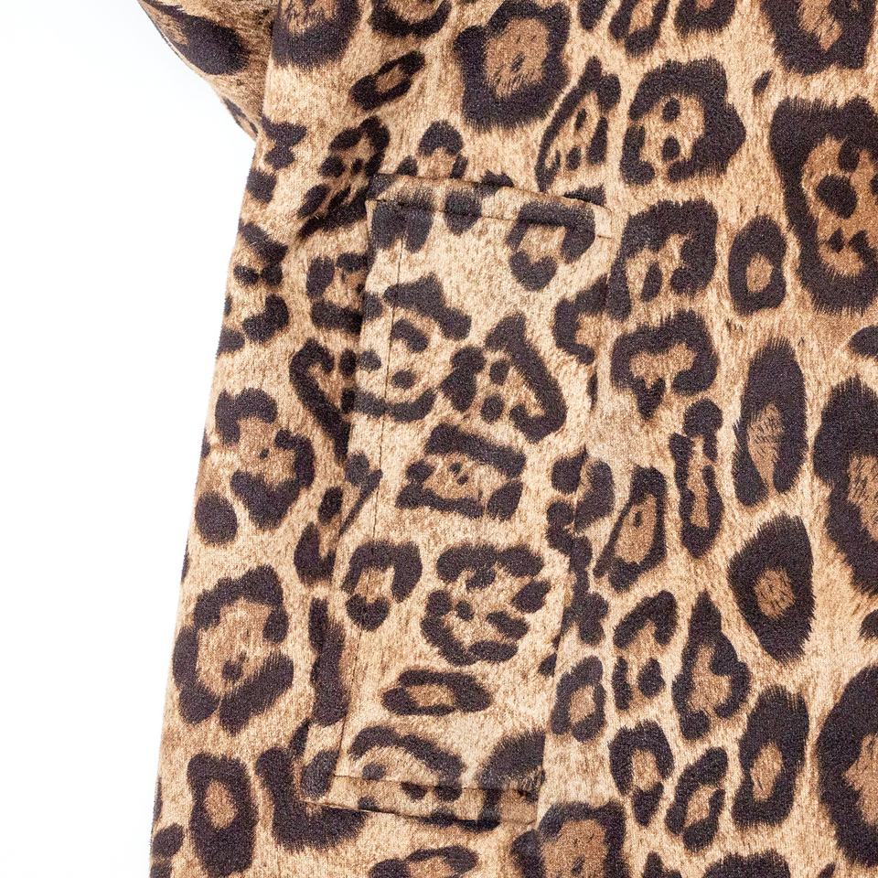 Trenchcoat – Leopard Print Design – Belted Waist – Elegant Winter Style