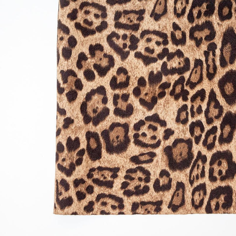 Trenchcoat – Leopard Print Design – Belted Waist – Elegant Winter Style